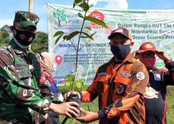 Bersama Warga Dan Komunitas, Personel Kodim 0833 Laksanakan Penghijauan