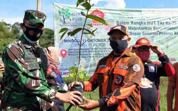 Bersama Warga Dan Komunitas, Personel Kodim 0833 Laksanakan Penghijauan