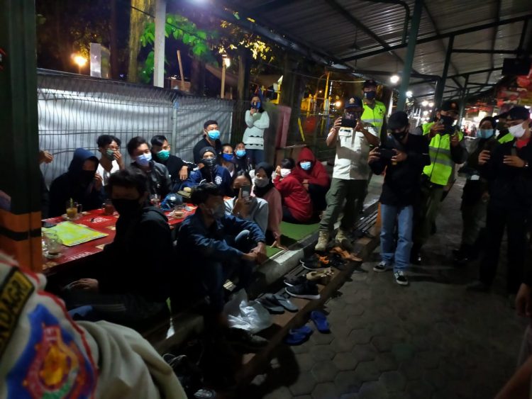 Pujasera dan Stasiun Tak Luput Menjadi Sasaran Operasi Masker