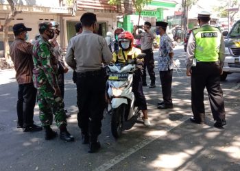 3 Pelanggar Tak Memakai Masker Di Klojen Dihukum Menyapu Jalan