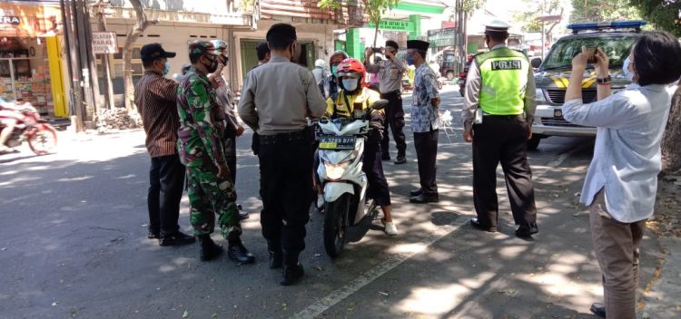 3 Pelanggar Tak Memakai Masker Di Klojen Dihukum Menyapu Jalan