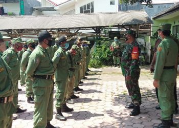 Babinsa Latih Linmas Mojolangu Kedisiplinan dan Wawasan Kebangsaan