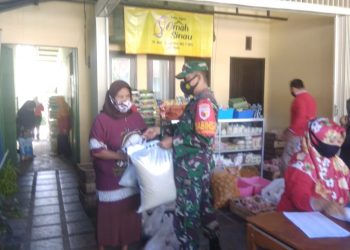 Babinsa Pastikan Penyaluran BNPT Sesuai Protokol Kesehatan Covid-19