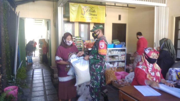 Babinsa Pastikan Penyaluran BNPT Sesuai Protokol Kesehatan Covid-19