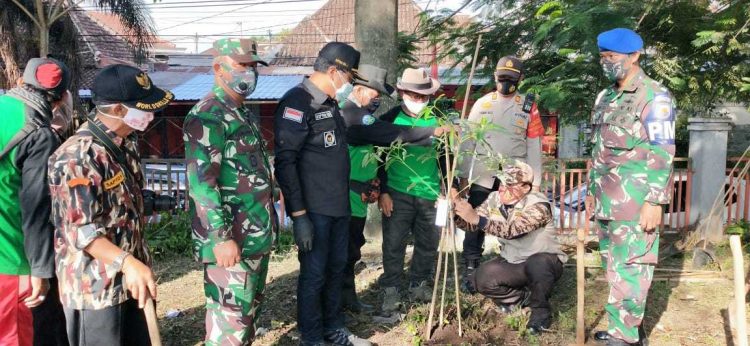 11 Ribu Pohon ditanam Di Lapangan Sampo Kota Malang