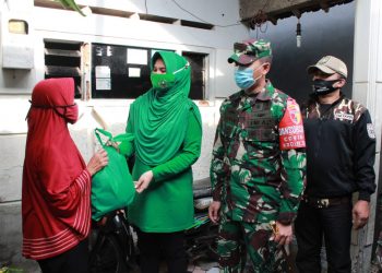 Kodim 0833 Bagikan Paket Sembako Kepada Masyarakat