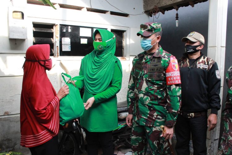 Kodim 0833 Bagikan Paket Sembako Kepada Masyarakat