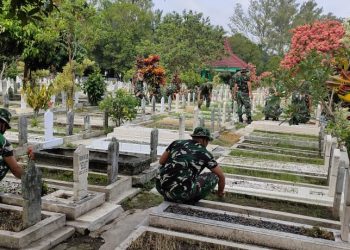 Prajurit Kodim 0833 Bersihkan Makam Pahlawan