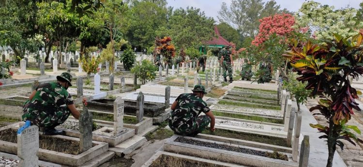 Prajurit Kodim 0833 Bersihkan Makam Pahlawan