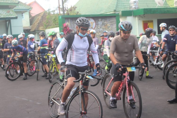 Dandim 0833 Gowes Bersama Komunitas Gowes