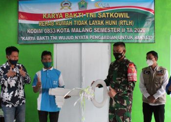 Personel Kodim 0833 Bedah Rumah Warga Yang Tidak Layak Huni