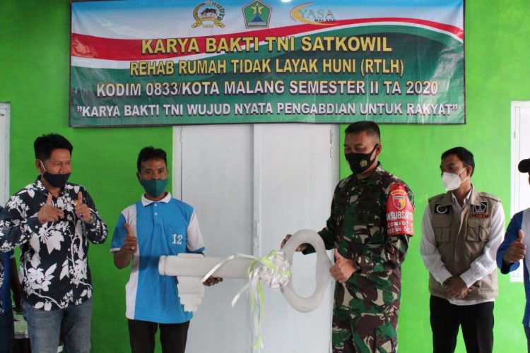 Personel Kodim 0833 Bedah Rumah Warga Yang Tidak Layak Huni