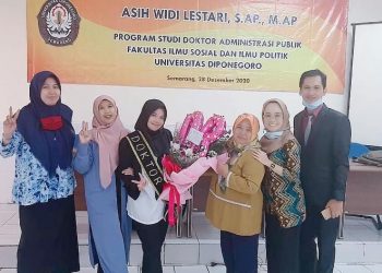 Istri Sertu SBA Dhika Bagus Wicaksono Raih Gelar Doktor Dengan Predikat Cumlaude