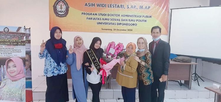 Istri Sertu SBA Dhika Bagus Wicaksono Raih Gelar Doktor Dengan Predikat Cumlaude