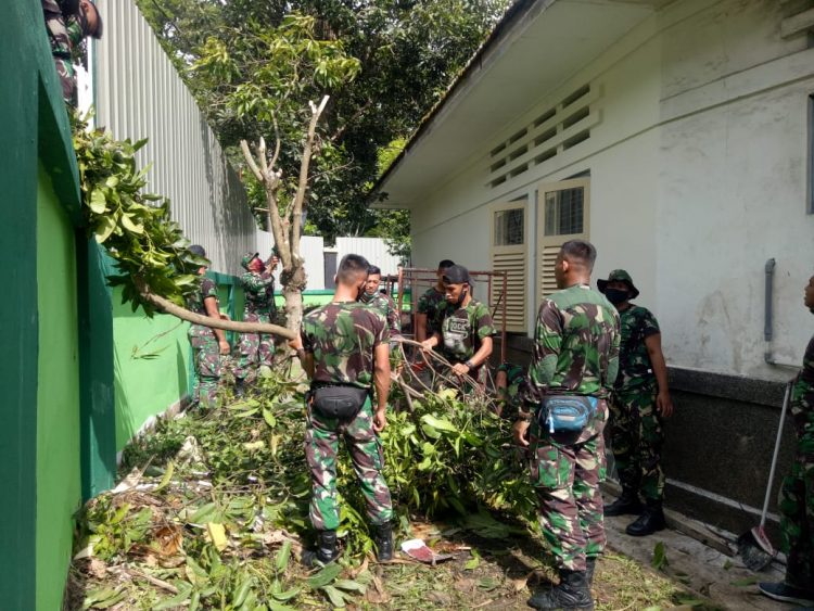 Prajurit TNI Melakukan Korve Di Polkesma