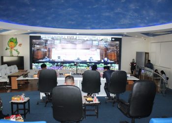 Gubernur Jatim Pimpin Vidcon Tentang Vaksinasi Covid-19