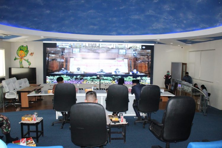 Gubernur Jatim Pimpin Vidcon Tentang Vaksinasi Covid-19