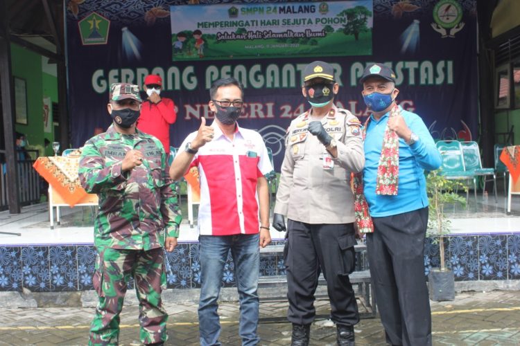 Danramil Blimbing Hadiri Penanaman Pohon Di SMPN 24