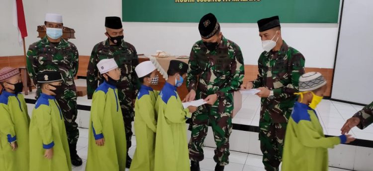 Kodim 0833 Santuni Yatim Piatu Melalui Jumat Berkah