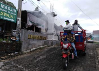 Babinsa Dan Relawan Gencar Lakukan Penyemprotan Disinfektan