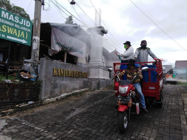 Babinsa Dan Relawan Gencar Lakukan Penyemprotan Disinfektan