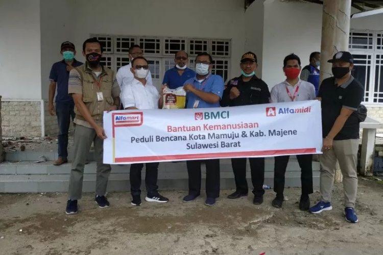 Babinsa Dan Relawan Gencar Lakukan Penyemprotan Disinfektan