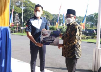 Secara simbolis Pimpinan BPF Malang Serahkan Bantaun dari BPF Malang kepada Wali Kota Malang