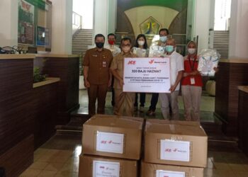 Dukung Tenaga Nakes, Kawan Lama Foundation Serahkan 320 Hazmat Ke Kota Malang