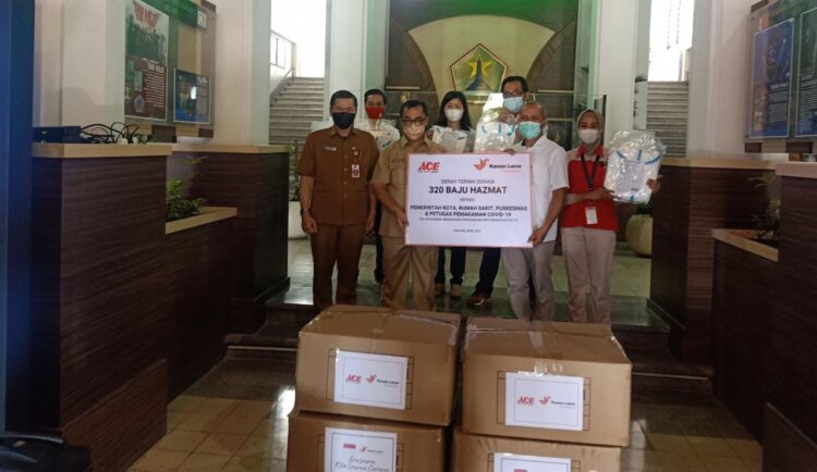 Dukung Tenaga Nakes, Kawan Lama Foundation Serahkan 320 Hazmat Ke Kota Malang