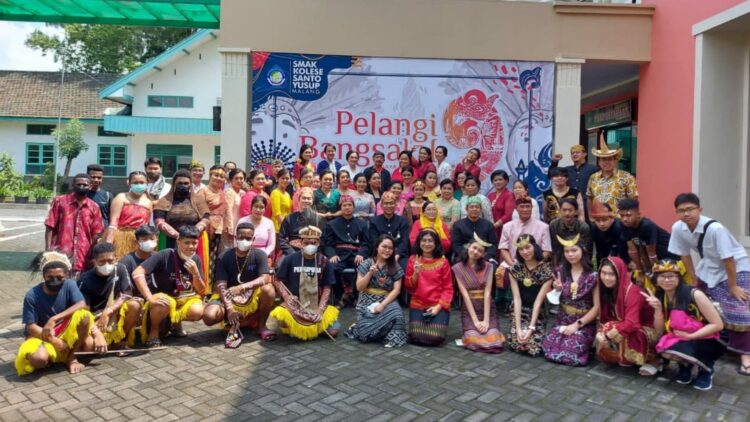 Menikmati Kekayaan Keberagaman Budaya Indonesia Melalui Pelangi Bangsaku IX SMAK Kosayu Malang