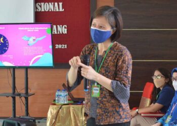 Salahsatu pemateri memberikan materi kesehatan kepada warga binaan Rutan dan Lapas Perempuan