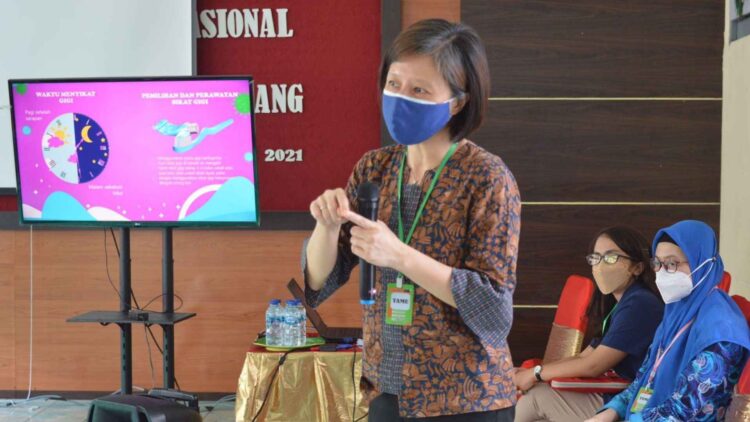 Salahsatu pemateri memberikan materi kesehatan kepada warga binaan Rutan dan Lapas Perempuan