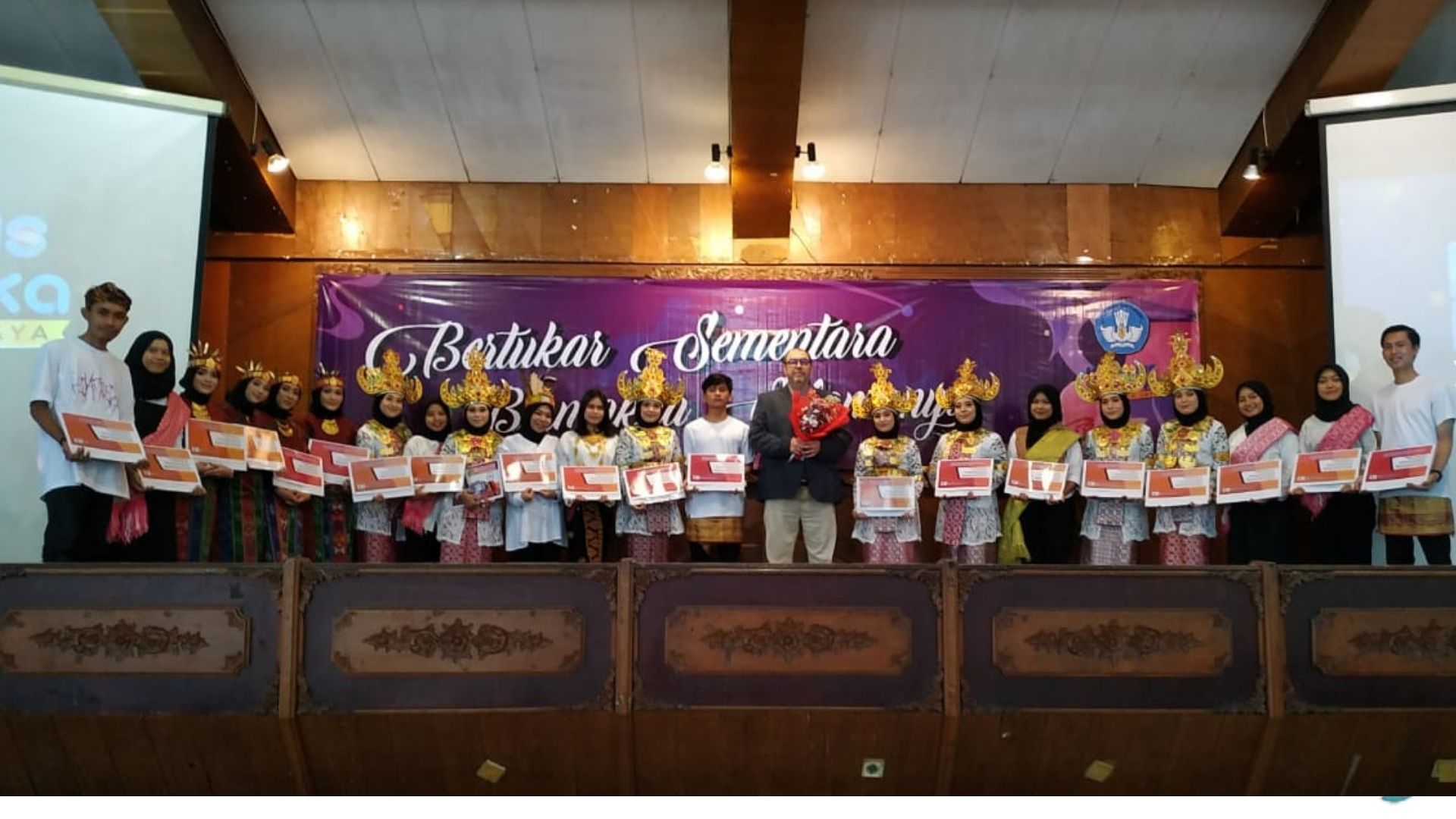 Penutupan PMM-DN di STIE Malangkucecwara dimeriahkan dengan penampilan Seni budaya Daerah Asal Peserta
