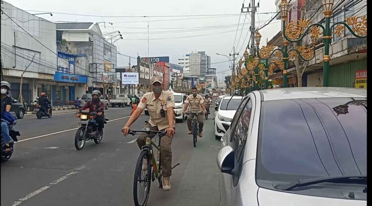Anggota Satpol PP Kota Malang melakukan patroli dengan menggunakan sepeda di kawasan Kayutangan Heritage
