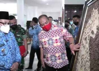 Wali Kota Malang bersama Ketua DPRD Kota Malang meninjau Pameran Lukisan
