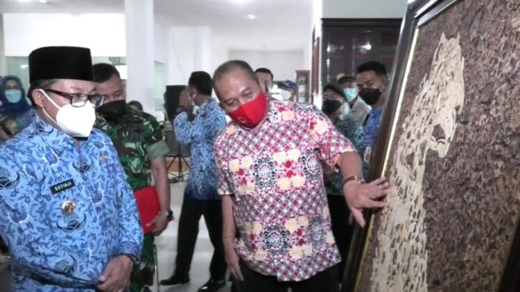 Wali Kota Malang bersama Ketua DPRD Kota Malang meninjau Pameran Lukisan