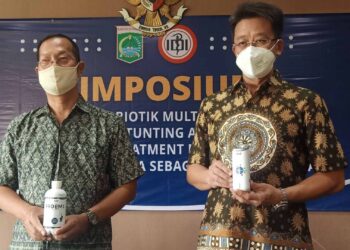 Direktur Utama PT Agro Mitra Alimentare (AMA), Ge Recta Geson bersama Dosen dan Peneliti Tjie Kok menunjukkan produk Probiotik Pro EM 1