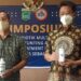 Direktur Utama PT Agro Mitra Alimentare (AMA), Ge Recta Geson bersama Dosen dan Peneliti Tjie Kok menunjukkan produk Probiotik Pro EM 1