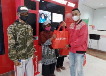Sambut Ramadhan 1443 H, Smartfren Berbagi Paket Sembako Warga Sekitar