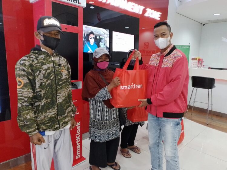 Sambut Ramadhan 1443 H, Smartfren Berbagi Paket Sembako Warga Sekitar