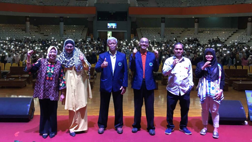 1.300 mahasiswa baru FEB UM mengikuti Studium Generale di Garaha cakrawala UM pagi tadi