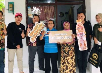 Pujianto, pegawai salah satu Puskesmas di Mojokerto mendapatkan hadiah uang tunai senilai Rp.10 juta dari program Ichitan Bagi-Bagi Kejutan periode 2