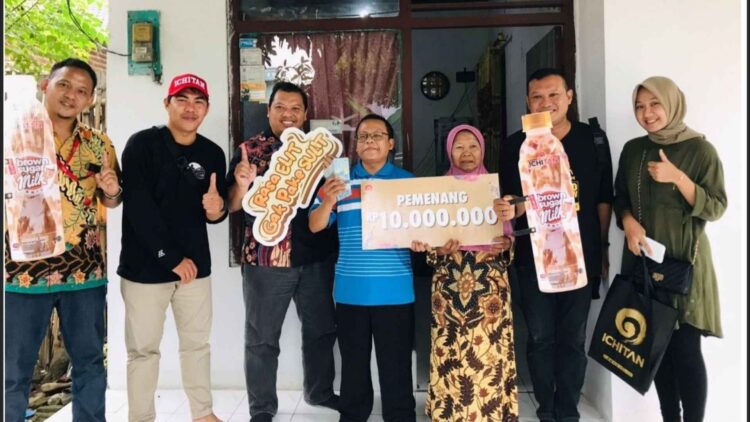 Pujianto, pegawai salah satu Puskesmas di Mojokerto mendapatkan hadiah uang tunai senilai Rp.10 juta dari program Ichitan Bagi-Bagi Kejutan periode 2