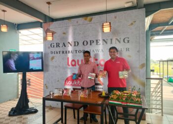 Owner Distributor BLS Food Rizky Sudarsono (Kiri) dan National Sales Manager PT Solusi Makanan Indonesia Adrian Darmawan menunjukkan beberapa varian produk Laukita yang siap Diedarkan di Malang Raya dan sekitarnya