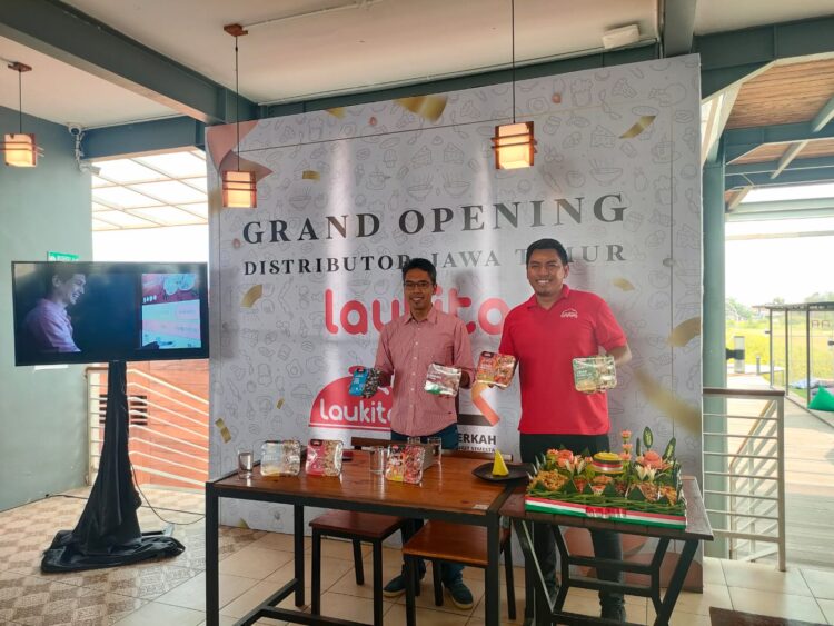 Owner Distributor BLS Food Rizky Sudarsono (Kiri) dan National Sales Manager PT Solusi Makanan Indonesia Adrian Darmawan menunjukkan beberapa varian produk Laukita yang siap Diedarkan di Malang Raya dan sekitarnya