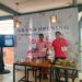 Owner Distributor BLS Food Rizky Sudarsono (Kiri) dan National Sales Manager PT Solusi Makanan Indonesia Adrian Darmawan menunjukkan beberapa varian produk Laukita yang siap Diedarkan di Malang Raya dan sekitarnya
