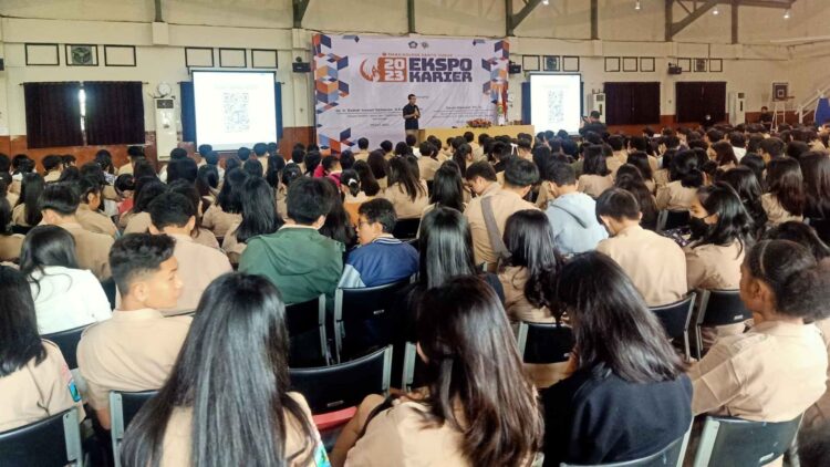 Para siswa SMAK Kosayu Malang tengah mengikuti seminar pendidikan yang diisi oleh para alumni SMAK Kosayu Malang yang telah sukses di bidangnya masing-masing