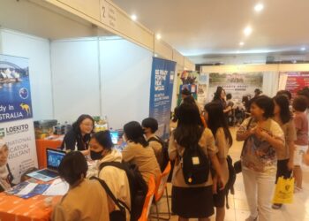 Para siswa dari SMAK Kosayu Malang dan juga sekolah lain mendatangi berbagai stan pendidikan dalam kegiatan Ekspo Perguruan Tinggi SMAK Kosayu Malang