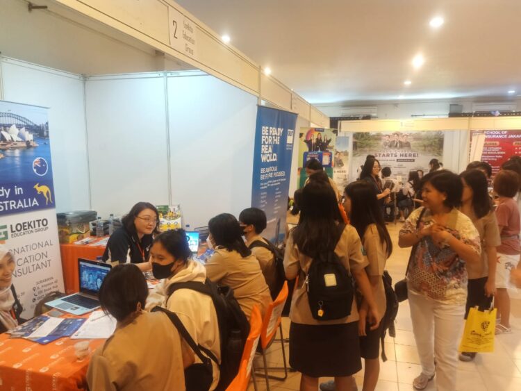 Para siswa dari SMAK Kosayu Malang dan juga sekolah lain mendatangi berbagai stan pendidikan dalam kegiatan Ekspo Perguruan Tinggi SMAK Kosayu Malang