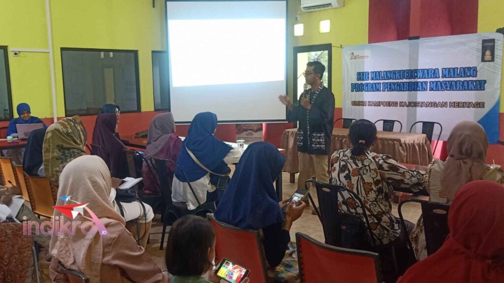 Pengusaha dan Motivator yang merupakan alumni dari kampus STIE Malangkuçeçwara yakni Super Heru tengah memberikan materi kepada para pelaku UMKM Kampoeng Kajoetangan dalam kegiatan Pengabdian Kepada Masyarakat Dosen-Dosen STIE Malangkuçeçwara (Foto : Redaksi Indikraf)